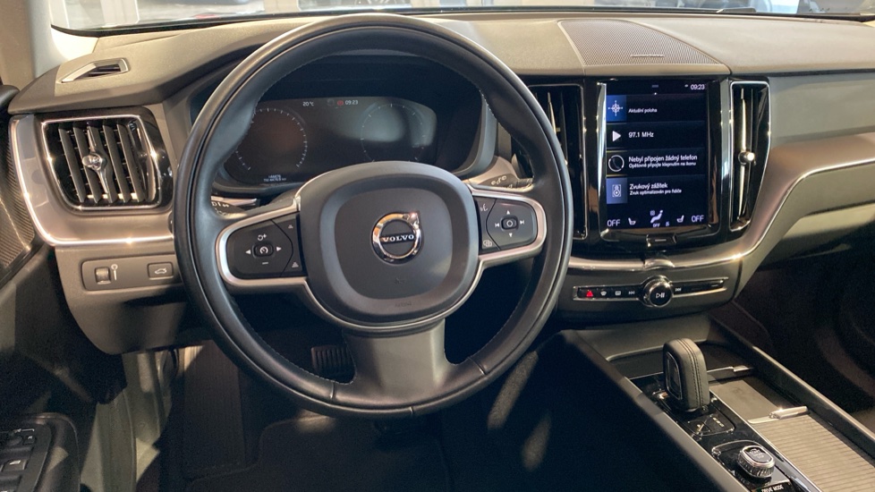 Volvo XC60 MOMENTUM PRO, B4 AWD, 145+10 kW / 197+14 HP