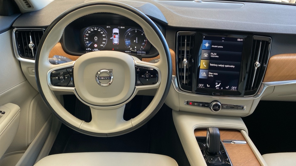 Volvo V90 MOMENTUM PRO, B4 AWD, 145+10 kW / 197+14 HP