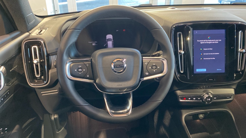 Volvo XC40 PLUS DARK, B4 FWD, 145+10 kW / 197+14 HP