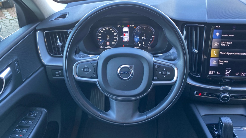 Volvo XC60 MOMENTUM PRO, B4 AWD, 145+10 kW / 197+14 HP