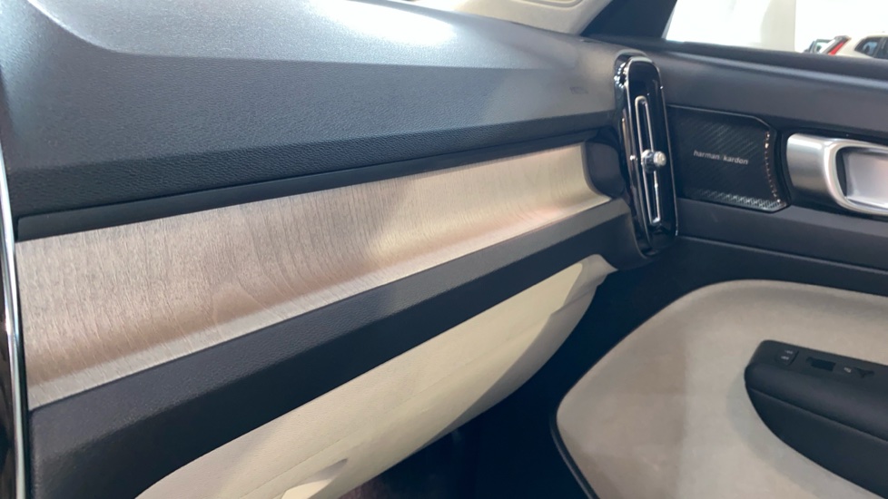 Volvo XC40 PLUS BRIGHT, B4 FWD, 145+10 kW / 197+14 HP