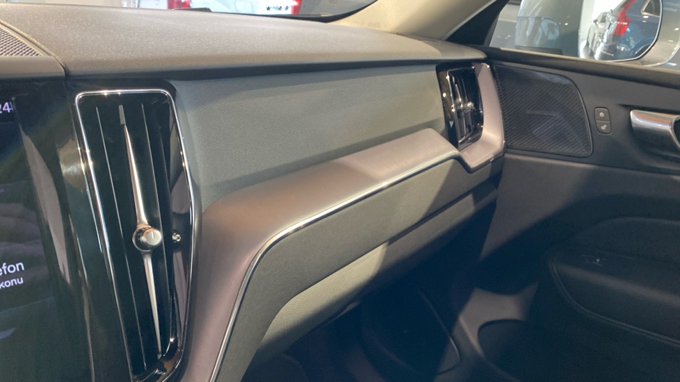 Volvo XC60 MOMENTUM PRO, B4 AWD, 145+10 kW / 197+14 HP