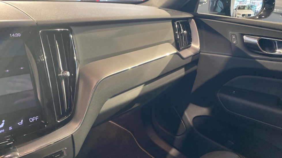 Volvo XC60 R-DESIGN, B5 AWD, 184+10 kW / 250+14 HP