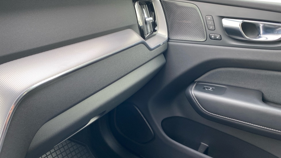 Volvo XC60 R-DESIGN, B4 AWD, 145+10 kW / 197+14 HP