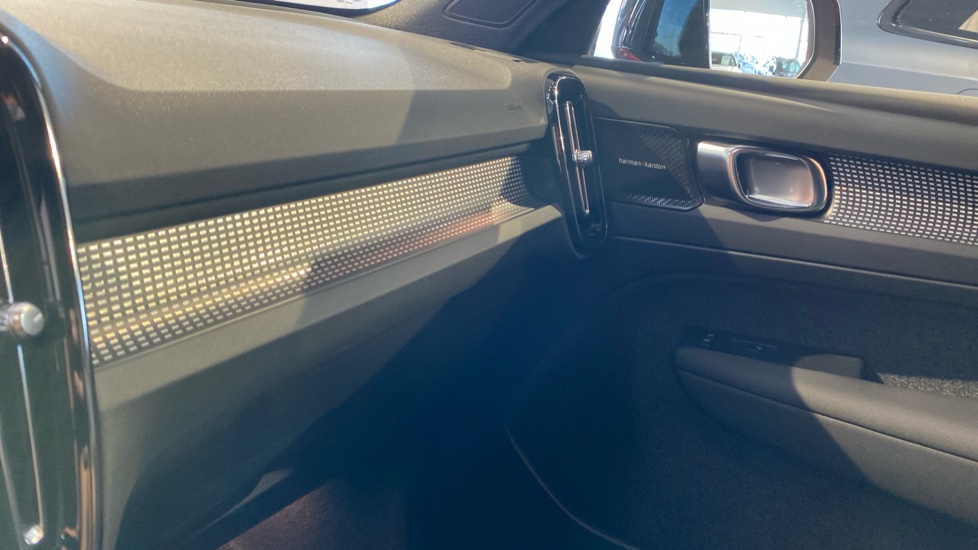 Volvo XC40 PLUS DARK, B4 FWD, 145+10 kW / 197+14 HP