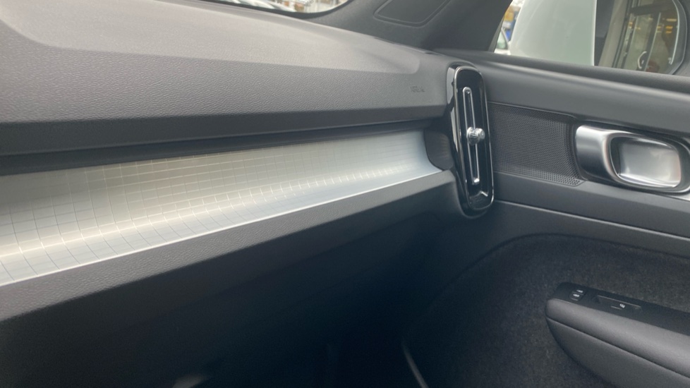 Volvo XC40 CORE, B3 FWD, 120+10 kW / 163+14 HP