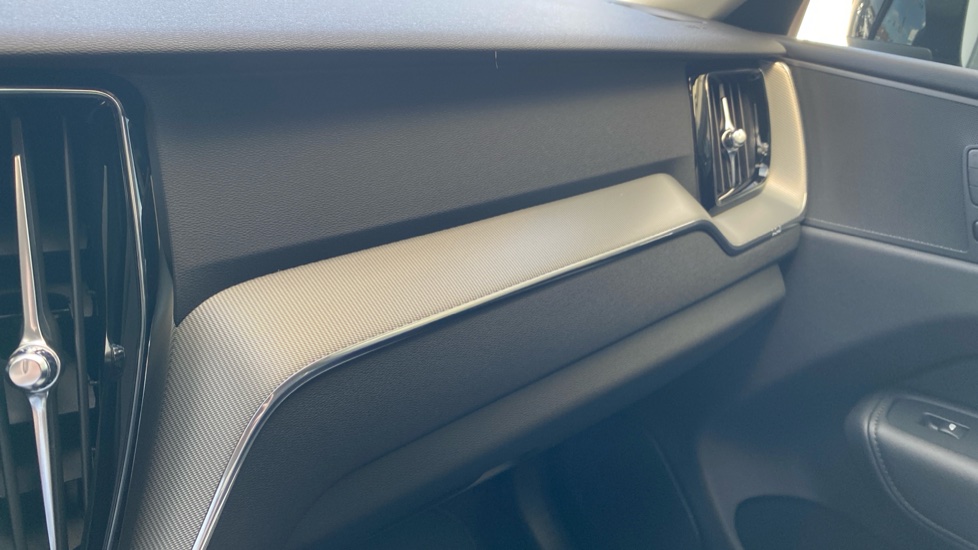 Volvo XC60 PLUS DARK, B4 AWD, 145+10 kW / 197+14 HP