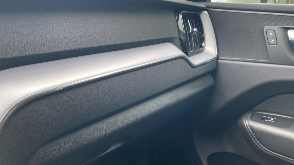 Volvo XC60 MOMENTUM PRO, B4 AWD, 145+10 kW / 197+14 HP