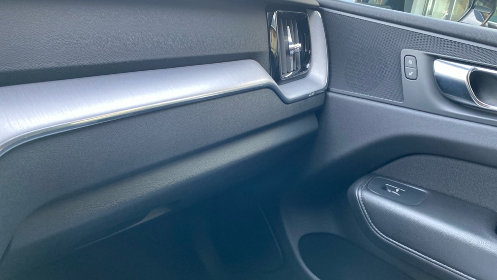 Volvo XC60 MOMENTUM PRO, B4 AWD, 145+10 kW / 197+14 HP