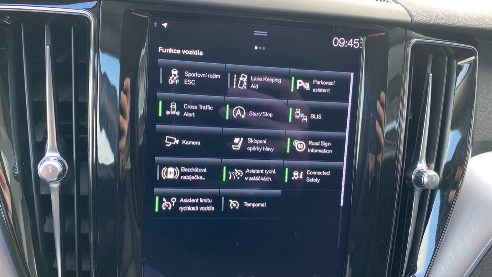 Volvo XC60 MOMENTUM PRO, B4 AWD, 145+10 kW / 197+14 HP