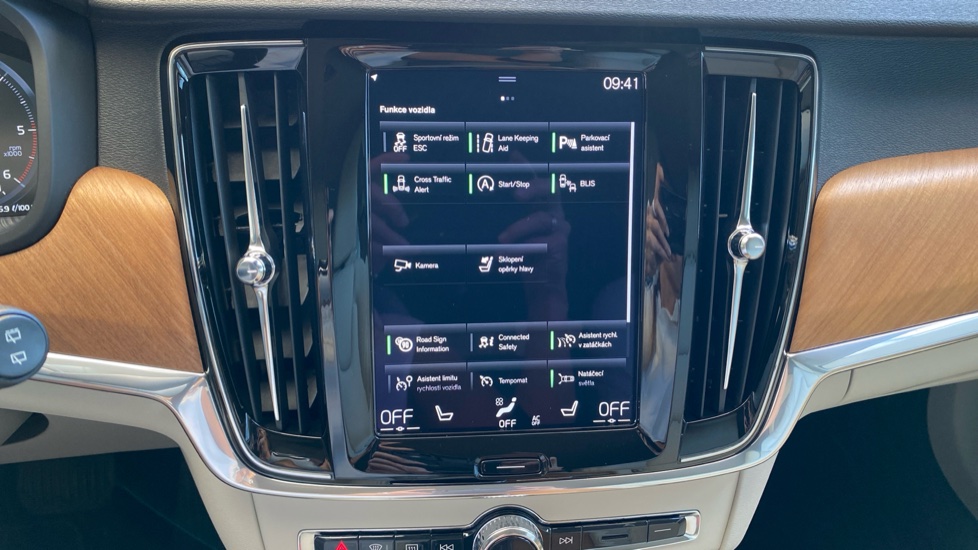 Volvo V90 MOMENTUM PRO, B4 AWD, 145+10 kW / 197+14 HP