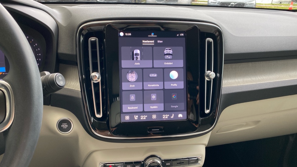 Volvo XC40 PLUS BRIGHT, B4 FWD, 145+10 kW / 197+14 HP