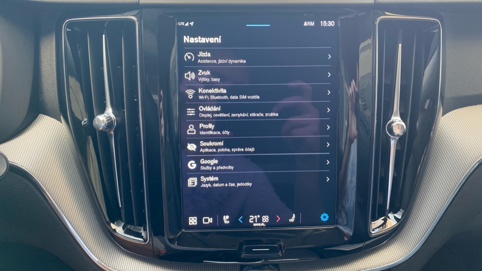Volvo XC60 PLUS DARK, B4 AWD, 145+10 kW / 197+14 HP