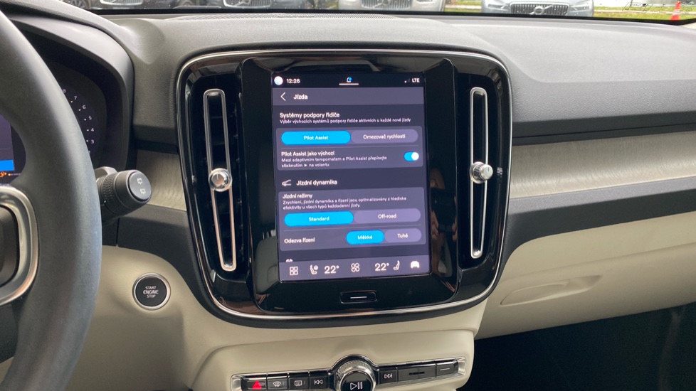 Volvo XC40 PLUS BRIGHT, B4 FWD, 145+10 kW / 197+14 HP