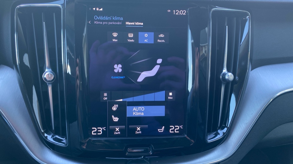 Volvo XC60 MOMENTUM PRO, B4 AWD, 145+10 kW / 197+14 HP