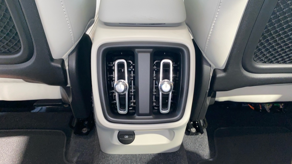 Volvo XC40 PLUS BRIGHT, B4 FWD, 145+10 kW / 197+14 HP