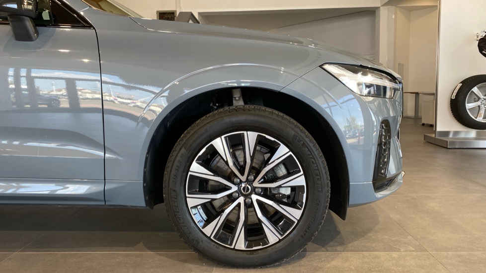 Volvo XC60 PLUS DARK, B4 AWD, 145+10 kW / 197+14 HP