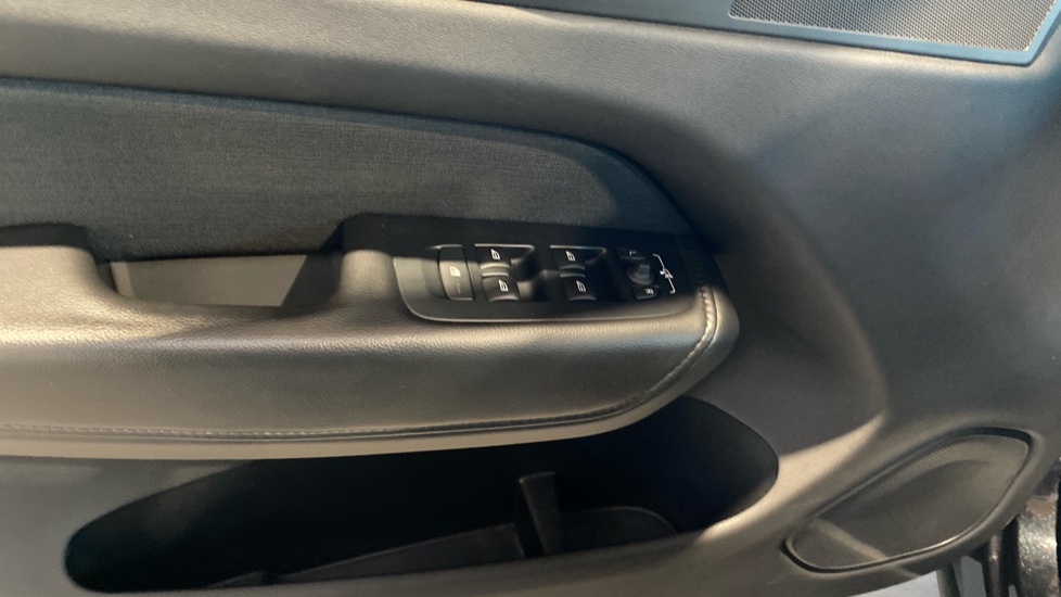 Volvo XC60 MOMENTUM PRO, B4 AWD, 145+10 kW / 197+14 HP