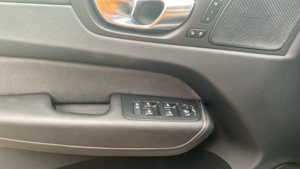 Volvo XC60 PLUS BRIGHT, B4 AWD, 145+10 kW / 197+14 HP
