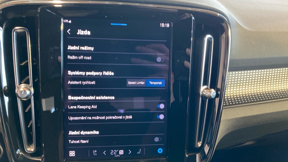 Volvo XC40 PLUS DARK, B4 FWD, 145+10 kW / 197+14 HP