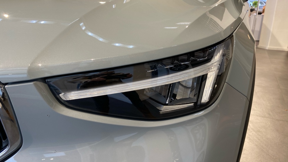 Volvo XC40 CORE, B3 FWD, 120+10 kW / 163+14 HP
