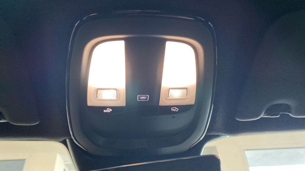 Volvo XC40 PLUS DARK, B4 FWD, 145+10 kW / 197+14 HP