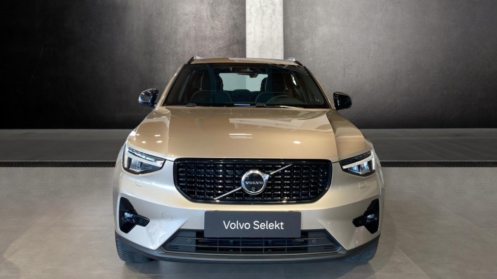 Volvo XC40 ULTIMATE DARK, B4 FWD, 145+10 kW / 197+14 HP