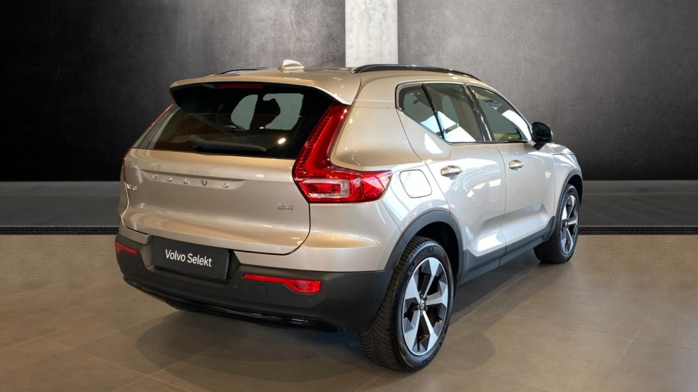 Volvo XC40 ULTIMATE DARK, B4 FWD, 145+10 kW / 197+14 HP