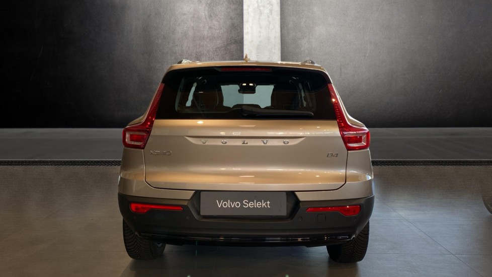 Volvo XC40 ULTIMATE DARK, B4 FWD, 145+10 kW / 197+14 HP
