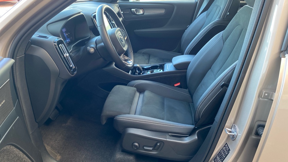 Volvo XC40 ULTIMATE DARK, B4 FWD, 145+10 kW / 197+14 HP