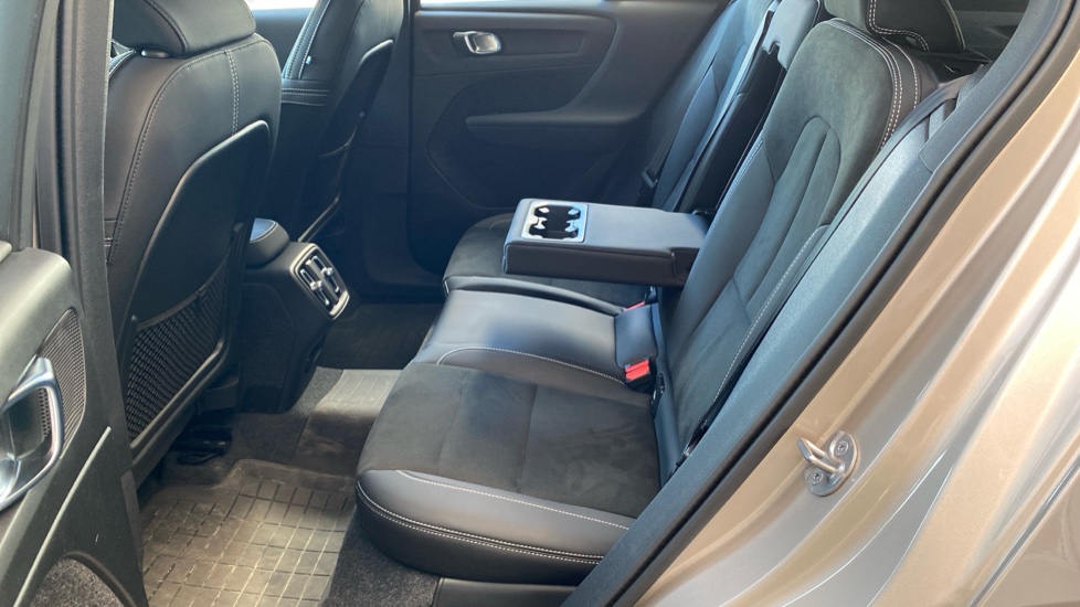 Volvo XC40 ULTIMATE DARK, B4 FWD, 145+10 kW / 197+14 HP