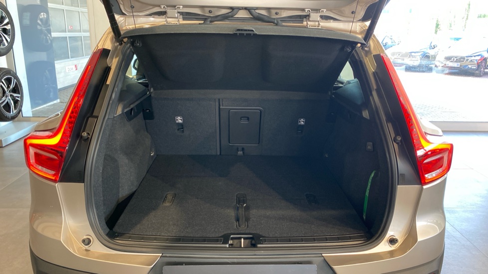 Volvo XC40 ULTIMATE DARK, B4 FWD, 145+10 kW / 197+14 HP