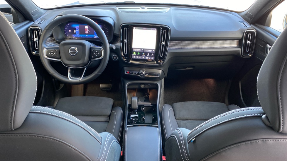 Volvo XC40 ULTIMATE DARK, B4 FWD, 145+10 kW / 197+14 HP