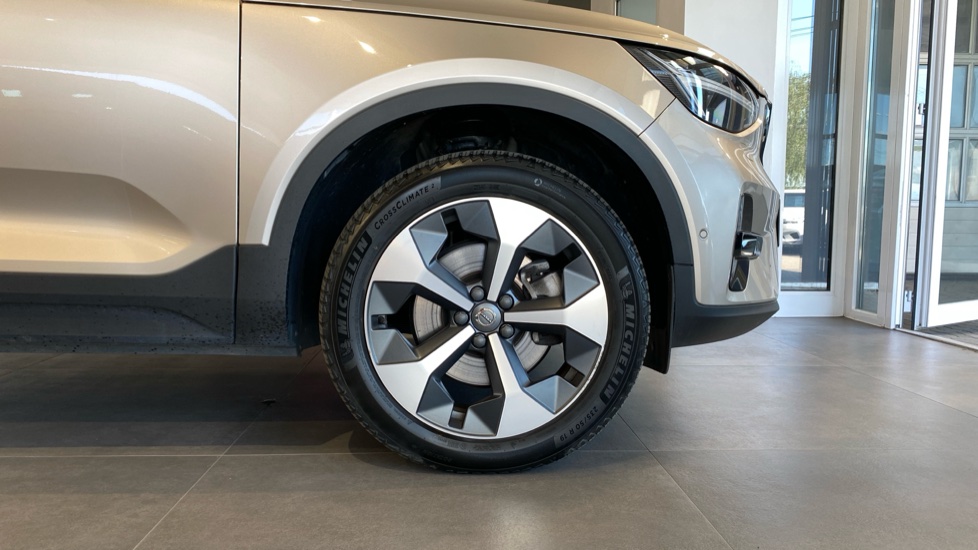 Volvo XC40 ULTIMATE DARK, B4 FWD, 145+10 kW / 197+14 HP