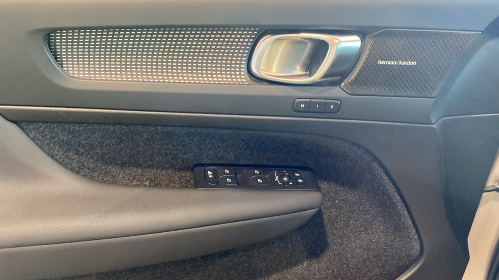 Volvo XC40 ULTIMATE DARK, B4 FWD, 145+10 kW / 197+14 HP