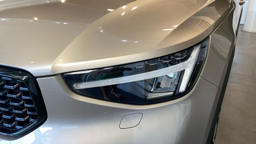 Volvo XC40 ULTIMATE DARK, B4 FWD, 145+10 kW / 197+14 HP