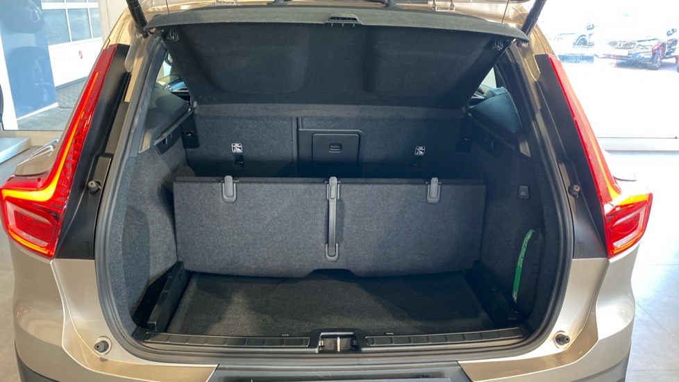 Volvo XC40 ULTIMATE DARK, B4 FWD, 145+10 kW / 197+14 HP